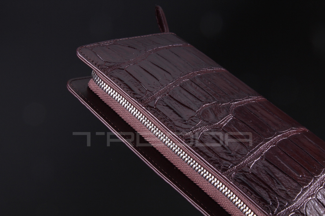 Кошелек-клатч из кожи крокодила на одной молнии